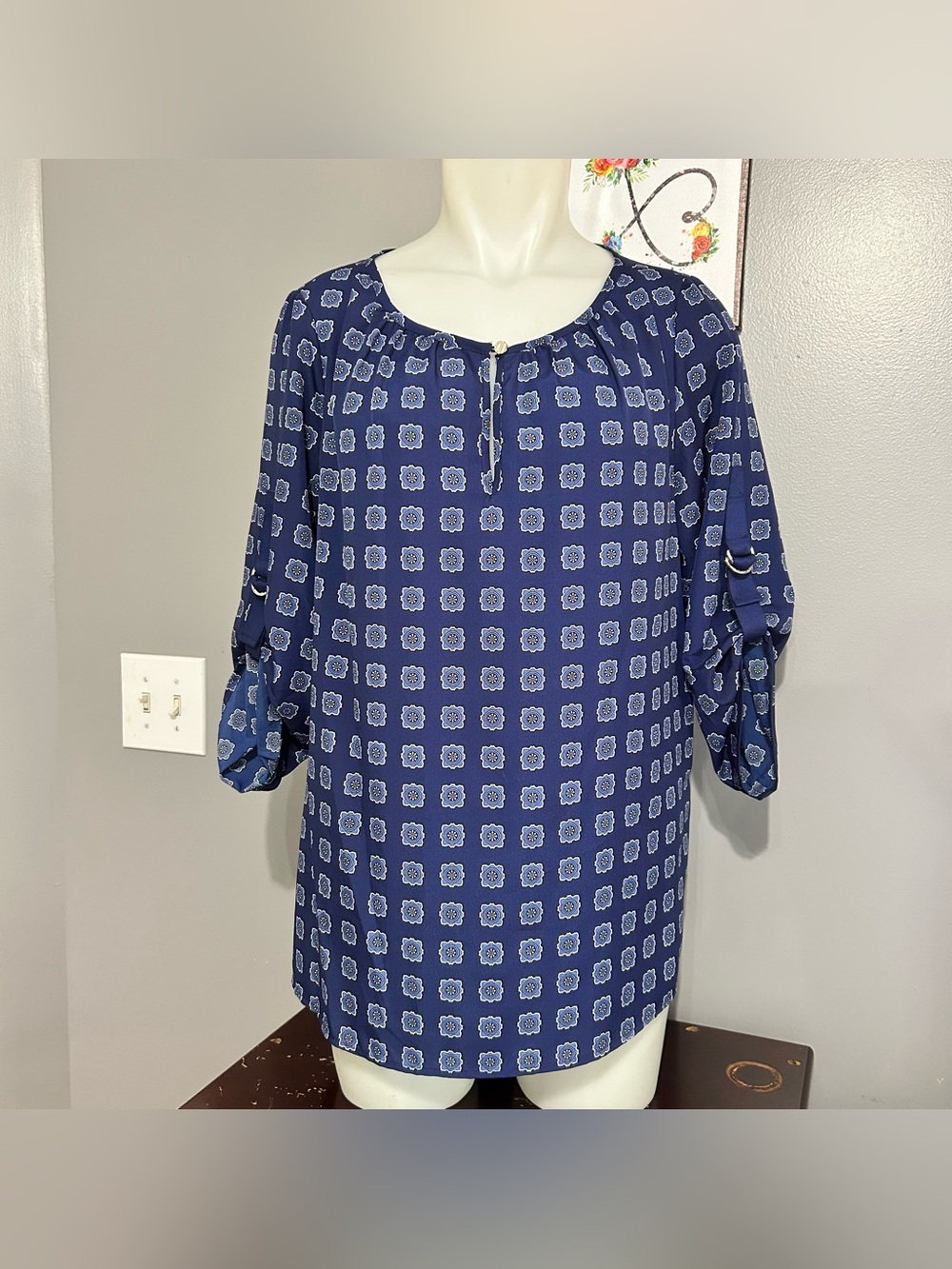 Michael Kors Blouse Sz M Navy Teal Medallion Roll Tab Sleeve Split Keyhole Neck